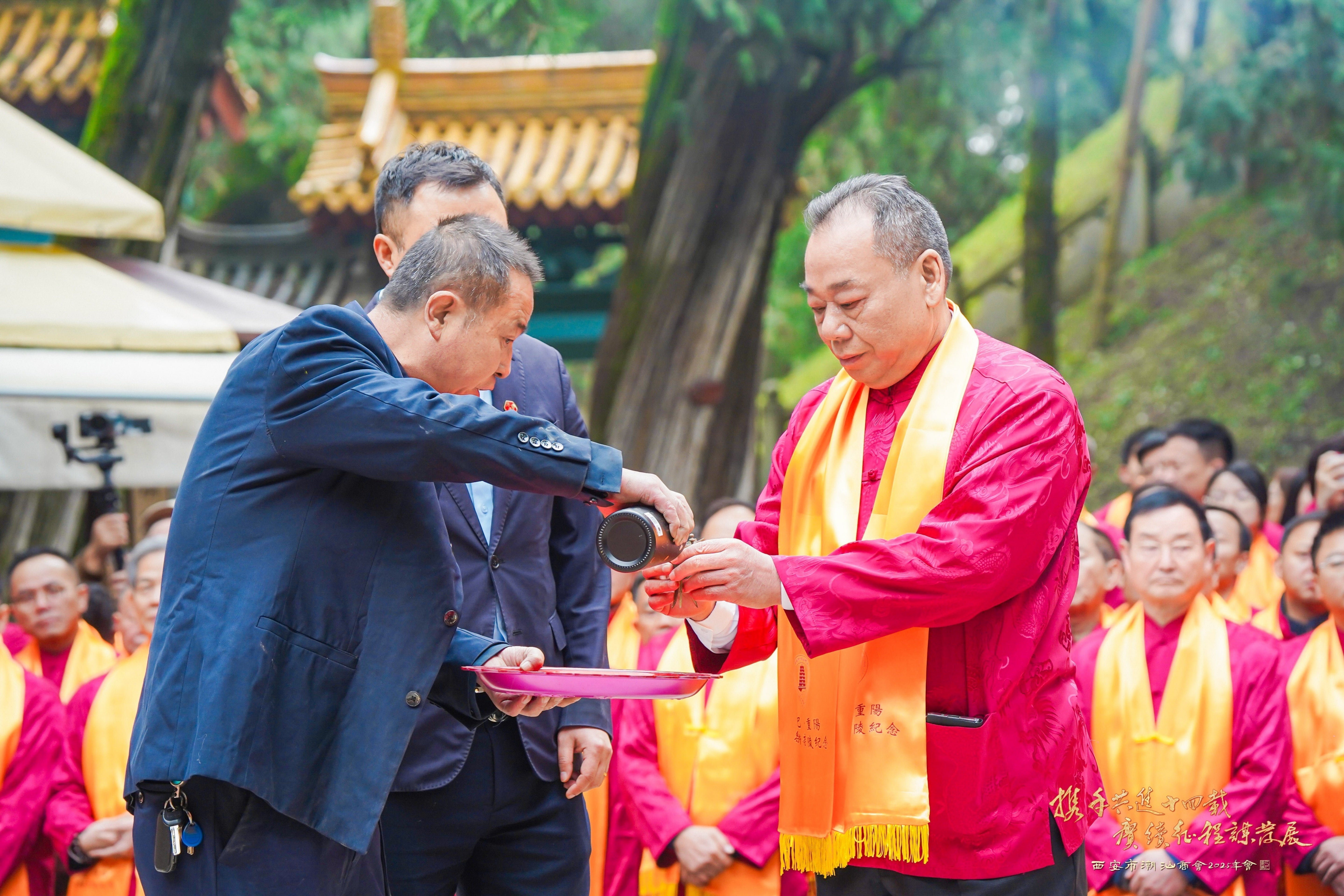 2025年10月25日,长安国际控股集团董事长陈锋先生、总裁王嘉女士率代表团,出席潮汕商会乙巳重阳祭拜黄帝陵典礼